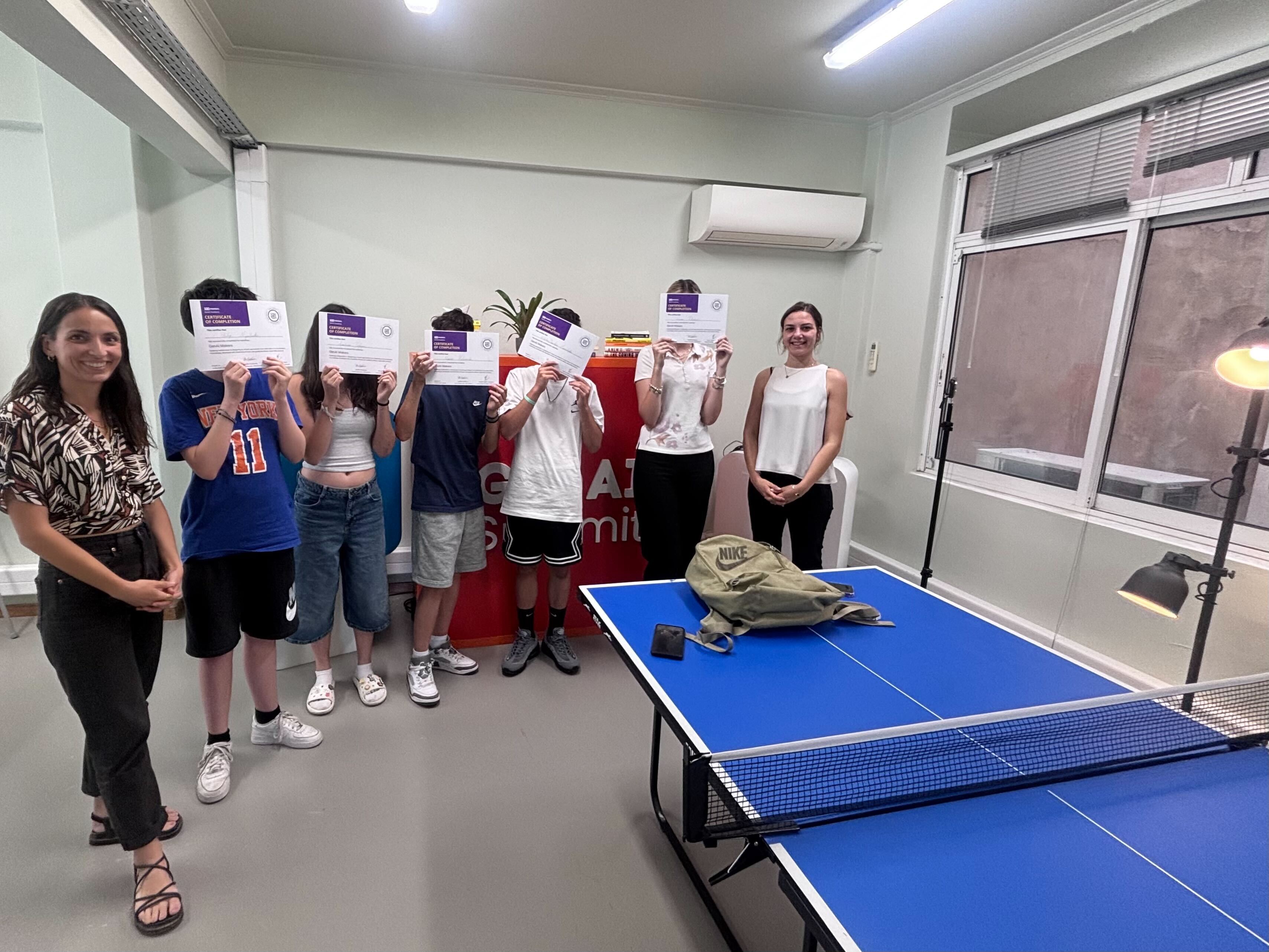 Συμμετέχοντες με τα πιστοποιητικά τους μετά την ολοκλήρωση του προγράμματος